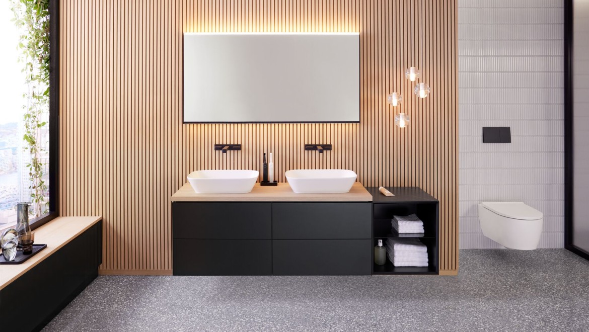 Kúpeľňa Geberit ONE so zrkadlom Geberit Option Plus Square 135 cm s matným čiernym rámom (© Geberit)