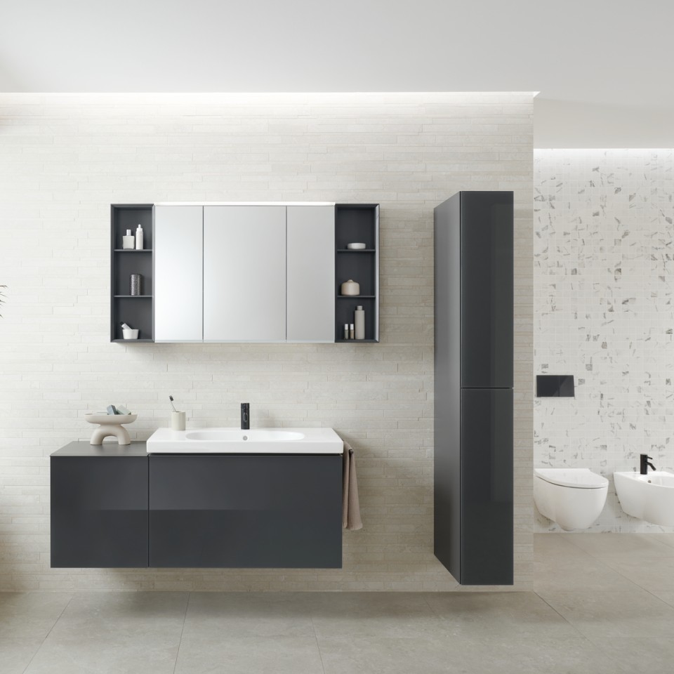 Kúpeľňa Geberit Acanto s umývadlom, skrinkami, toaletou a bidetom