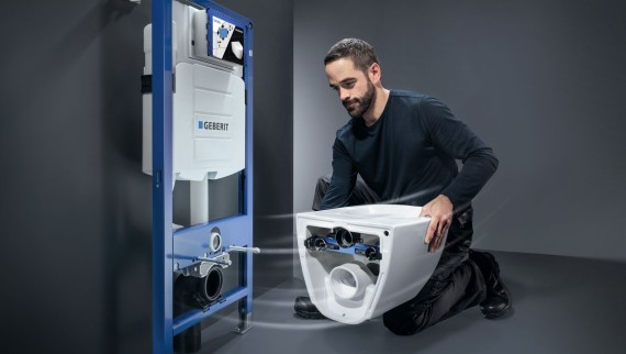 Inštalatérom montovaný WC systém pozostávajúci z podomietkovej nádržky Geberit Sigma a WC Geberit Acanto