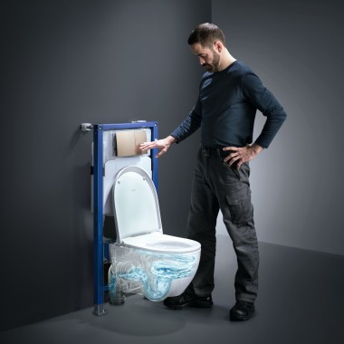 Muž aktivuje technológiu TurboFlush toalety Geberit Acanto