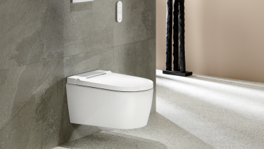 Kúpeľňa s Geberit AquaClean Sela v bielej farbe a ovládacím tlačidlom Geberit Sigma20