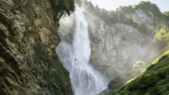 Impozantný vodopád v zelenej krajine (© Geberit)