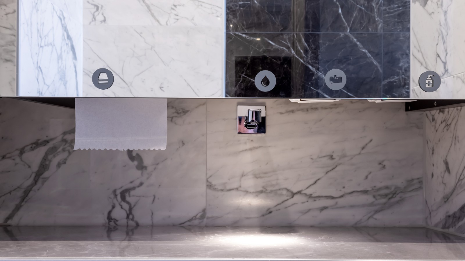 Dômyselná konštrukcia: odtokový žľab Geberit CleanLine20 za veľkoformátovým obkladom umývadla zabezpečuje odtok vody (© Opernhaus Chemnitz / Nasser Hashemi)