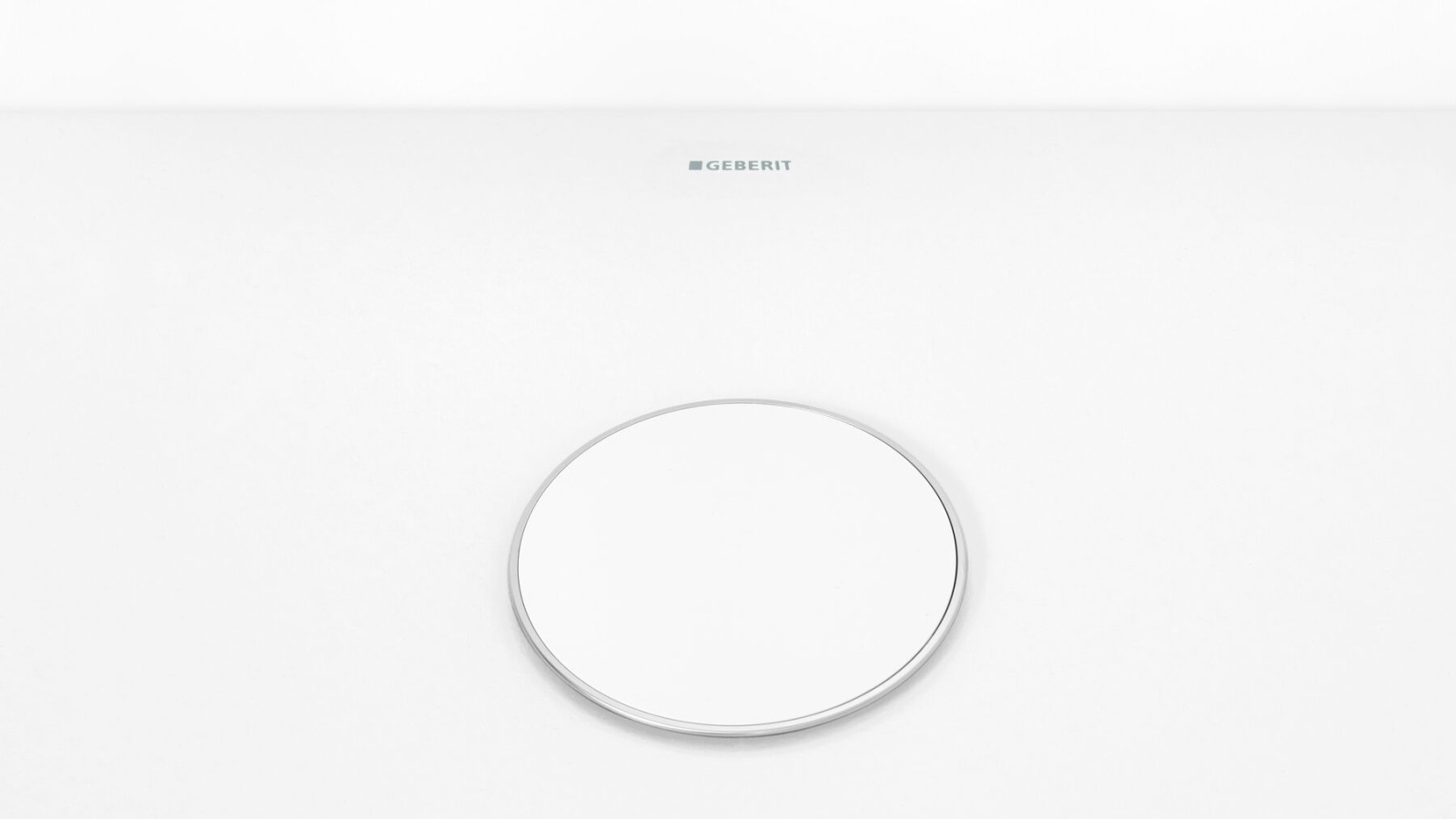 Kryt odtoku v bielej farbe s diskrétnym chrómovaným okrajom Kryt odtoku v bielej farbe s diskrétnym chrómovaným okrajom