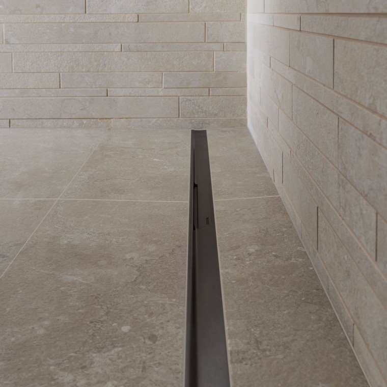 Voda odteká cez elegantný profil z ušľachtilej ocele.