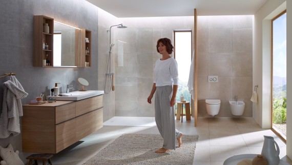 Žena v kúpeľni s kúpeľňovou sériou Geberit iCon
