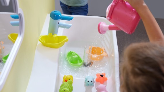 Priestor na hranie a umývanie Geberit Bambini s prehradeným umývadlom