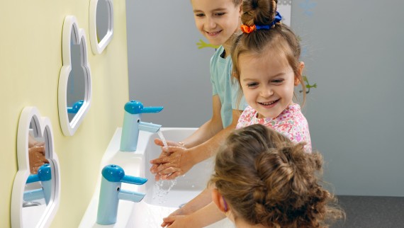 Deti sa hrajú v priestore na hranie a umývanie Geberit Bambini Deti sa hrajú v priestore na hranie a umývanie Geberit Bambini