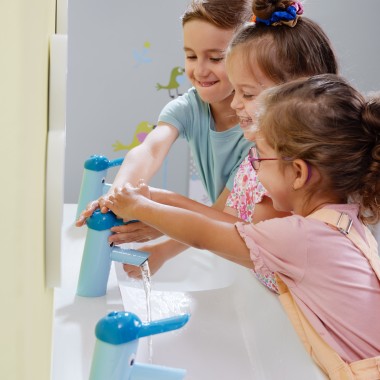 Deti hrajúce sa v priestore na hranie a umývanie Geberit Bambini Deti hrajúce sa v priestore na hranie a umývanie Geberit Bambini