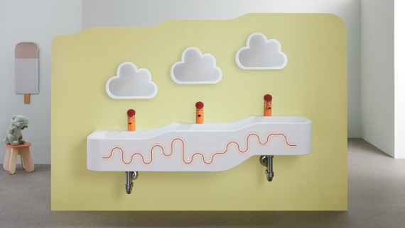 Priestor na hranie a umývanie Geberit Bambini v karmínovej červenej a oranžovej farbe Priestor na hranie a umývanie Geberit Bambini v karmínovej červenej a oranžovej farbe