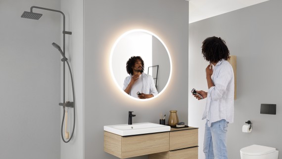 Okrúhle zrkadlo Geberit Option s umývadlom a nábytkom z kúpeľňovej série Geberit iCon