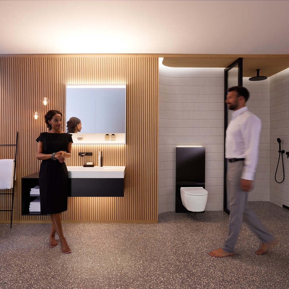 Muž a žena v dokonale nasvietenej kúpeľni s nábytkom a sanitou Geberit ONE (© Geberit) Muž a žena v dokonale nasvietenej kúpeľni s nábytkom a sanitou Geberit ONE (© Geberit)