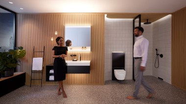 Muž a žena v perfektne osvetlenej kúpeľni s kúpeľňovým vybavením Geberit ONE (© Geberit)