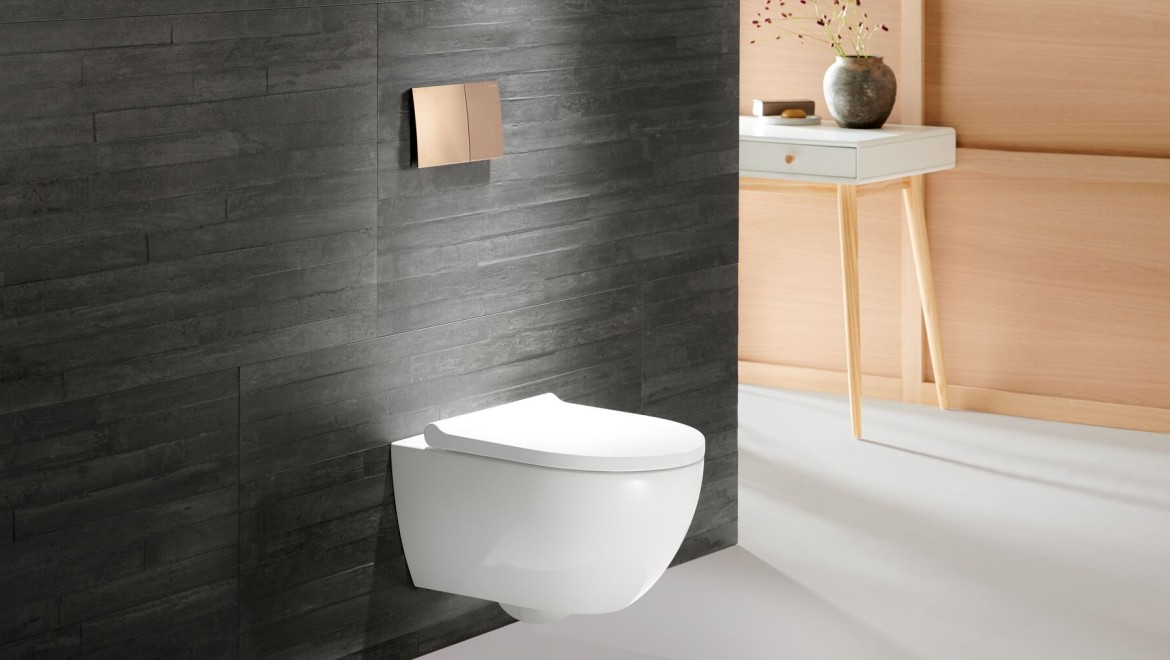 WC z kúpeľňovej série Geberit Acanto s ovládacím tlačidlom v ružovom zlate