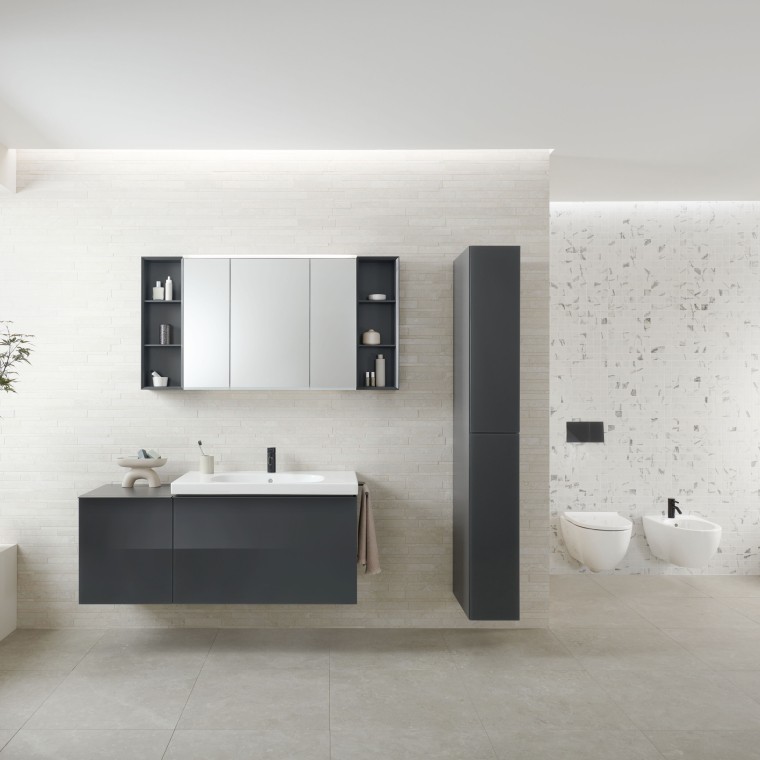 Zrkadlová skrinka Geberit Option s dostatkom úložného priestoru, vnútornou zásuvkou a USB konektorom