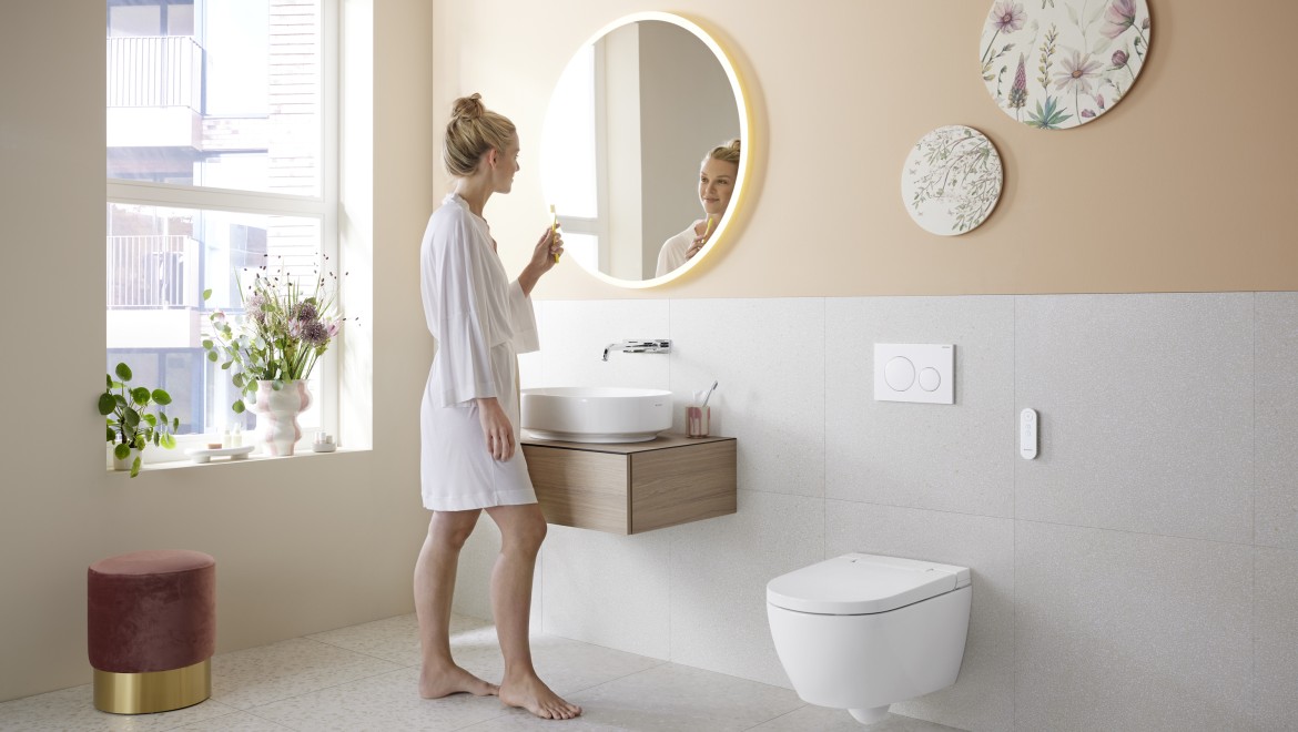 Kúpeľňa v trendovej farbe Peach Fuzz so sprchovacím WC Geberit AquaClean Alba