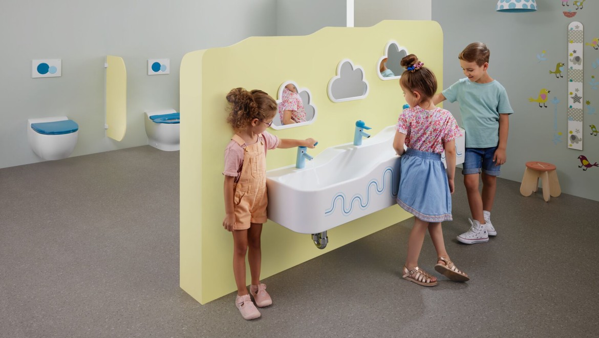Deti hrajúce sa v sanitárnom priestore s Geberit Bambini Deti hrajúce sa v sanitárnom priestore s Geberit Bambini