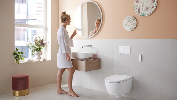 Žena v kúpeľni s Geberit AquaClean Alba - úsporným bidetovým WC s funkciou sprchovania Žena v kúpeľni s Geberit AquaClean Alba - úsporným bidetovým WC s funkciou sprchovania