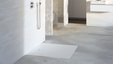 Kúpeľňa so sprchovacou plochou v úrovni podlahy Geberit Setaplano