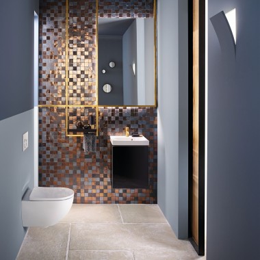 Pohľad do modernej kúpeľne pre hostí s WC Acanto a umývadlom Acanto pred mozaikovou zadnou stenou