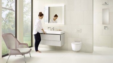 Inštalačná výška zariaďovacích predmetov v kúpeľni je dôležitá pre vysokých aj nízkych ľudí (© Geberit)