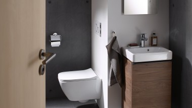 Malá kúpeľňa s umývadlom zo série Geberit Smyle a zrkadlom Geberit Option