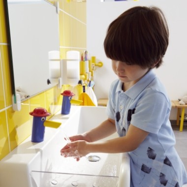 Umývanie rúk je zábavné vďaka umývadlu Geberit Bambini