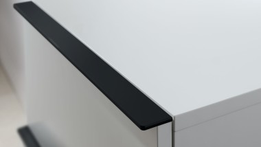 Bočná skrinka Geberit iCon v bielej farbe s čiernymi madlami