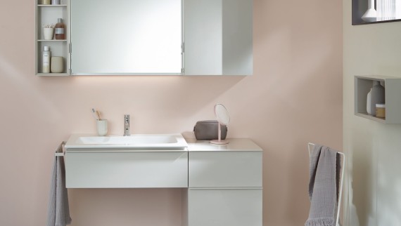 Úložné priestory do kúpeľne Geberit iCon s bočnou skrinkou a otvoreným poličkovým dielom