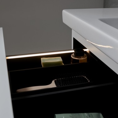 Umývadlová skrinka Geberit iCon s integrovaným svetelným pásom