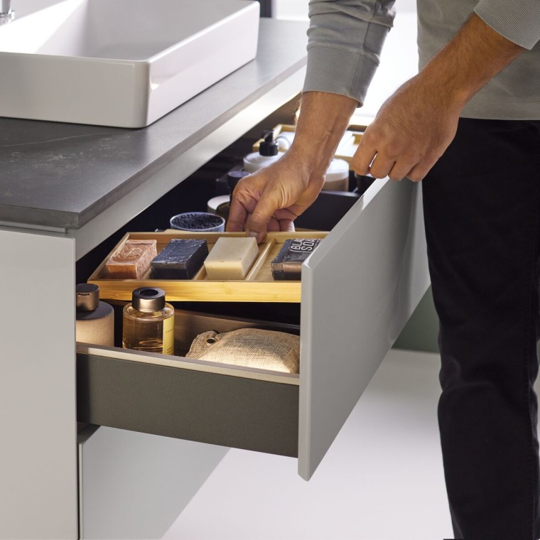 Umývadlová skrinka Geberit ONE s organizačným systémom Umývadlová skrinka Geberit ONE s organizačným systémom