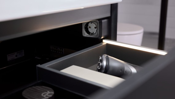 Zásuvka Geberit ONE so svetelnými pásmi a pripájacím prvkom sieťovej zásuvky