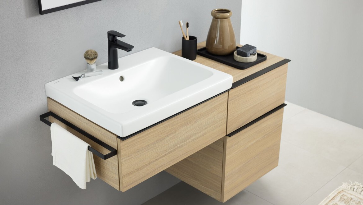 Umývacie miesto s umývadlom na dosku Geberit iCon v bielej matnej farbe a čiernymi matnými kúpeľňovými doplnkami
