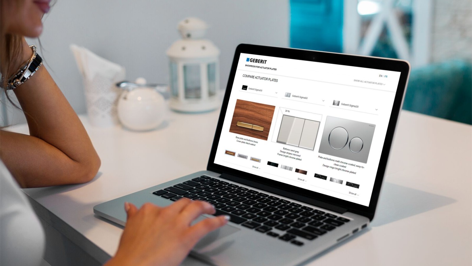 Žena porovnáva ovládacie tlačidlá od Geberitu Žena porovnáva ovládacie tlačidlá od Geberitu