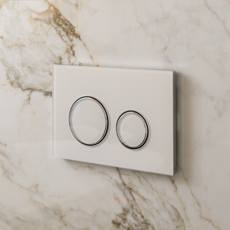 Biele ovládacie tlačidlo Geberit Sigma50 so striebornými dizajnovými krúžkami