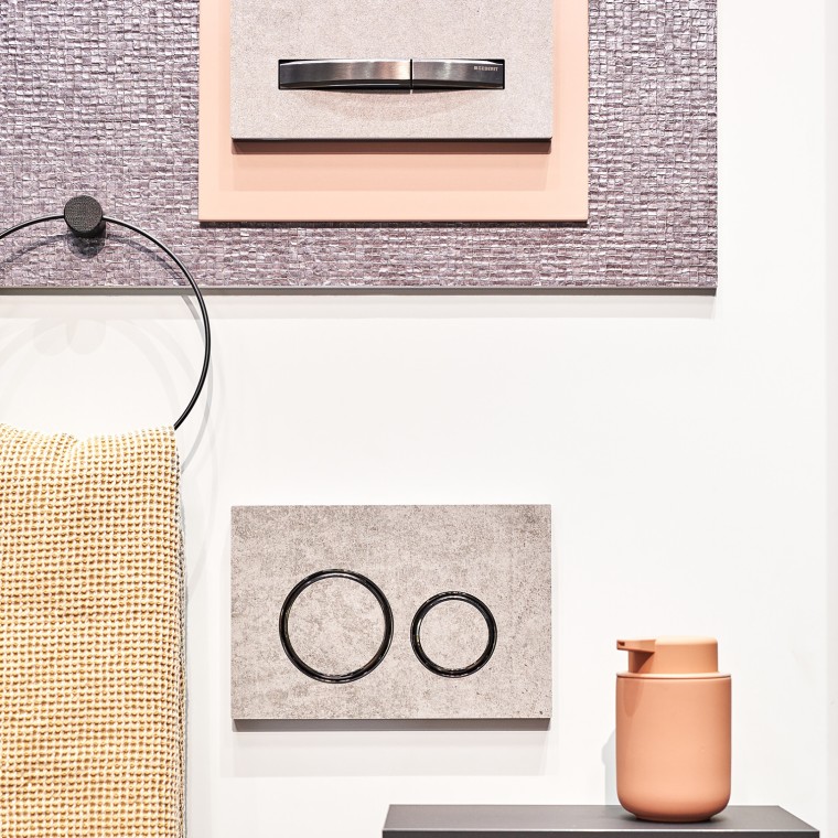 Kombinácia materiálov v kúpeľni vytvára väčšiu útulnosť