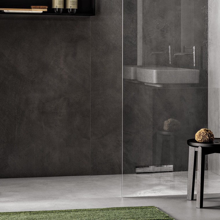 Sprcha v úrovni podlahy s odtokom v stene