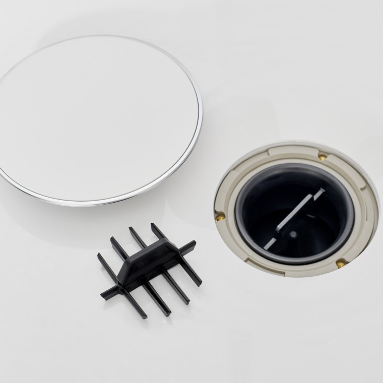 Hrebeňová vložka na zachytávanie vlasov je integrovaná aj v odtoku sprchovej vaničky Geberit Nemea.