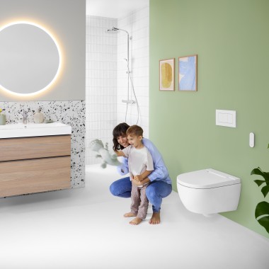 Žena a dieťa vo farebnej kúpeľni so zrkadlom Geberit Option