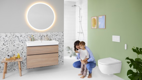 Geberit AquaClean Alba so ženou a dieťaťom v kúpeľni