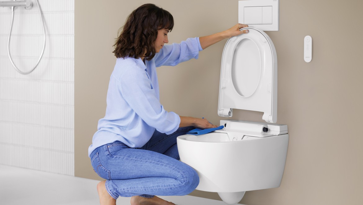 Žena čistí Geberit AquaClean Alba Žena čistí Geberit AquaClean Alba