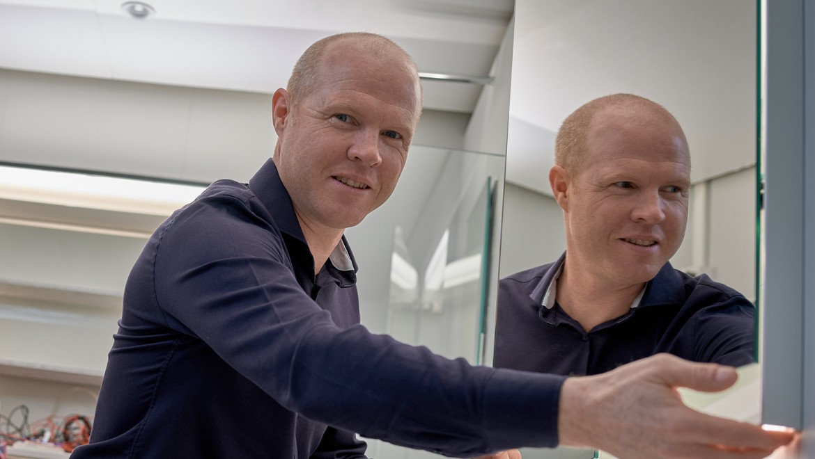 Odborník na osvetlenie Andreas Janser v svetelnom laboratóriu v centrále Geberit v Rapperswil-Jona, Švajčiarsko (© Geberit) Odborník na osvetlenie Andreas Janser v svetelnom laboratóriu v centrále Geberit v Rapperswil-Jona, Švajčiarsko (© Geberit)