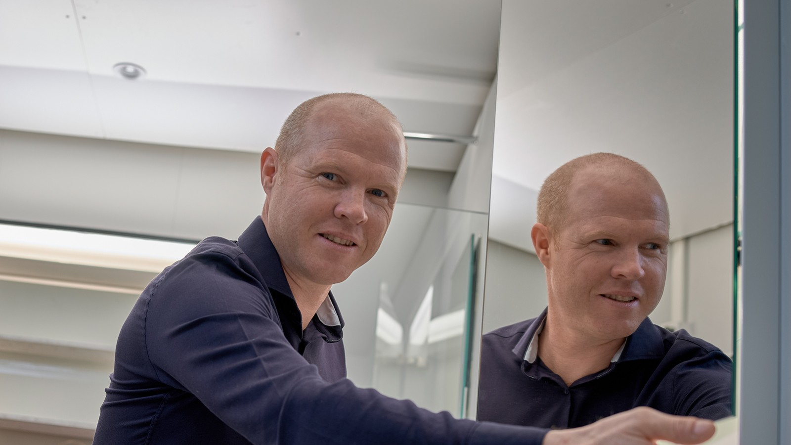 Odborník na osvetlenie Andreas Janser v svetelnom laboratóriu v centrále Geberit v Rapperswil-Jona, Švajčiarsko (© Geberit) Odborník na osvetlenie Andreas Janser v svetelnom laboratóriu v centrále Geberit v Rapperswil-Jona, Švajčiarsko (© Geberit)