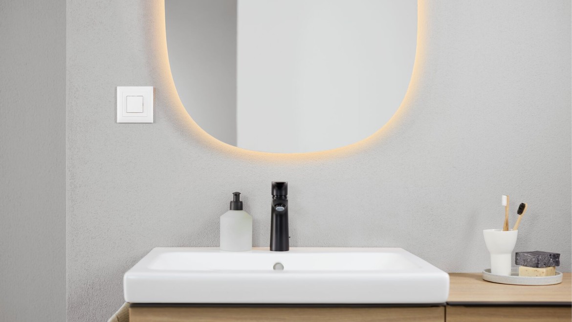 Kúpeľňa Geberit iCon s umývadlom a oválnym zrkadlom Geberit Option