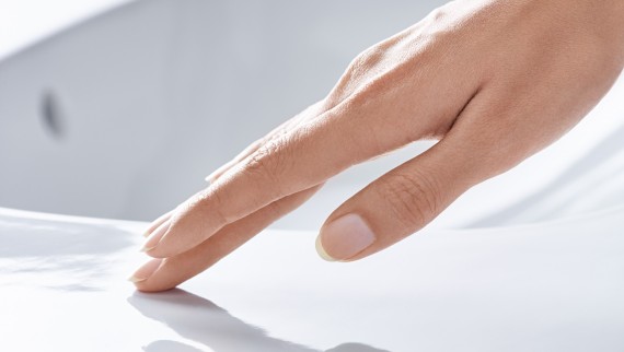 Ruka sa dotýka umývadla s povrchovou úpravou KeraTect Ruka sa dotýka umývadla s povrchovou úpravou KeraTect