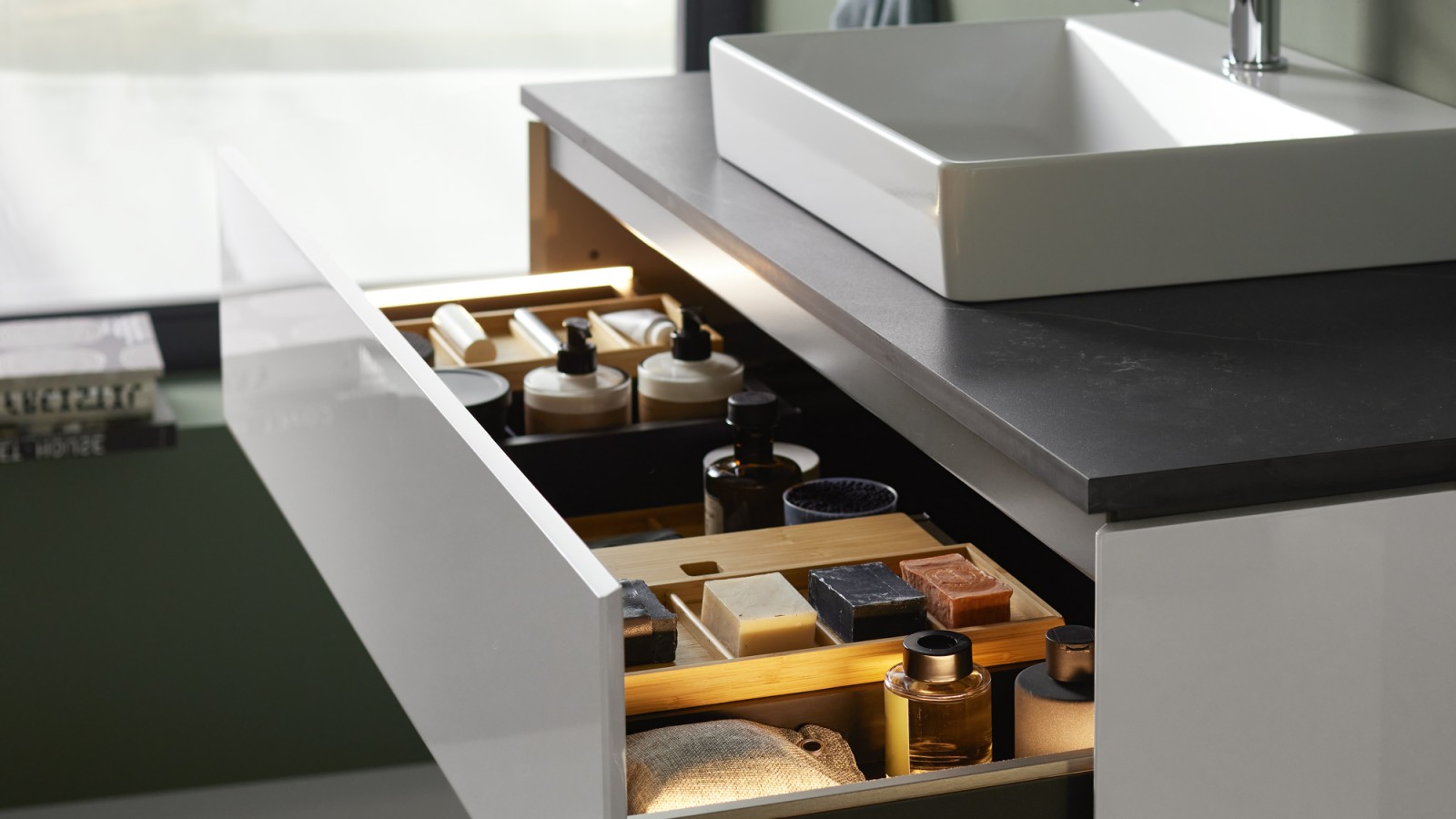 Otvorená umývadlová skrinka Geberit ONE so zásuvkou bez rukoväte Otvorená umývadlová skrinka Geberit ONE so zásuvkou bez rukoväte