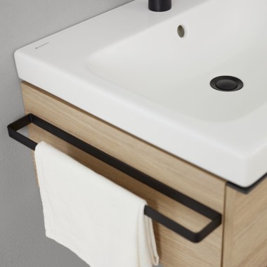 Umývadlová skrinka Geberit iCon s držiadok na uterák v matnej čiernej farbe (© Geberit)