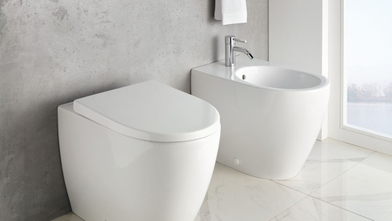 Kombinácia WC Geberit iCon a stojaceho bidetu Kombinácia WC Geberit iCon a stojaceho bidetu