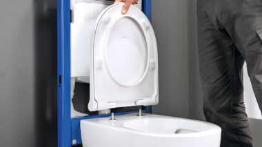 WC sedadlo sa pohodlne vyrovná a upevní zhora bez šablóny.