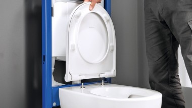 WC sedadlo sa pohodlne vyrovná a upevní zhora bez šablóny. WC sedadlo sa pohodlne vyrovná a upevní zhora bez šablóny.